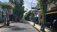 Potret Jumat, 1 Januari 2021 di Kuta, Bali, kawasan yang biasanya dipadati pelancong sepanjang tahun, kini tampak sepi karena dampak pandemi corona Covid-19. (Liputan6.com/Putu Elmira)