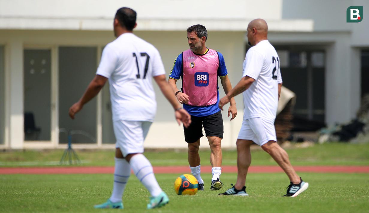 Legenda sepak bola Yunani, Giorgos Karagounis melakukan selebrasi setelah mencetak gol pada acara puncak BRImo Future Garuda yang bertajuk FOURFEO Mini Tournament di Stadion Madya, Jakarta, Kamis (01/06/2023). (Bola.com/Bagaskara Lazuardi)