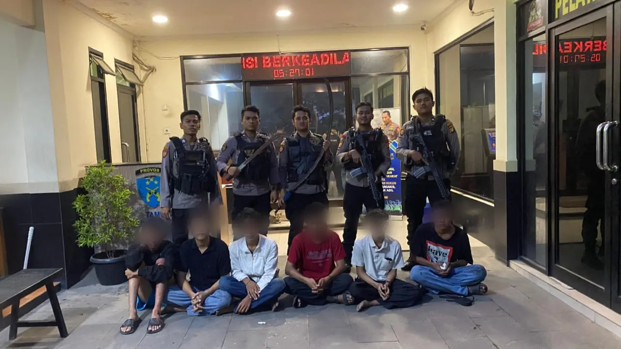 Tim patroli perintis Presisi Polres Metro Jakarta Barat menangkap 6 remaja yang diduga hendak melakukan aksi tawuran di Jalan Daan Mogot Cengkareng, Jakarta Barat, Senin (1/1/2023).