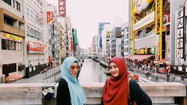 6 Potret Kebersamaan Cindy Fatikasari dan Putri Sulung, Bak Kakak Adik