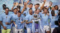 Manchester City berhasil memetik kemenangan 3-1 atas tamunya West Ham United di Etihad Stadium pada pekan terakhir Liga Inggris 2023/2024 yang digelar serentak pada Minggu (19/5/2023). Tiga gol kemenangan The Citizens dicetak lewat brace Phil Foden ditambah satu gol dari Rodri, sementara sang tamu hanya mampu mencetak satu gol lewat Mohammed Kudus. Kemenangan ini memastikan Manchester City merebut gelar juara Liga Inggris 2023/2024 dengan raihan 91 poin di klasemen akhir, unggul 2 poin dari Arsenal sebagai runner-up. Gelar ini sekaligus menjadi yang keempat berturut-turut sejak 2020/2021, sebuah torehan yang belum pernah dilakukan klub Inggris mana pun sepanjang sejarah. (AP Photo/Dave Thompson)