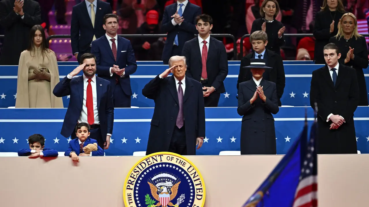 Didampingi JD Vance, Presiden Amerika Serikat Donald Trump Temui Pendukungnya di Capital One Arena