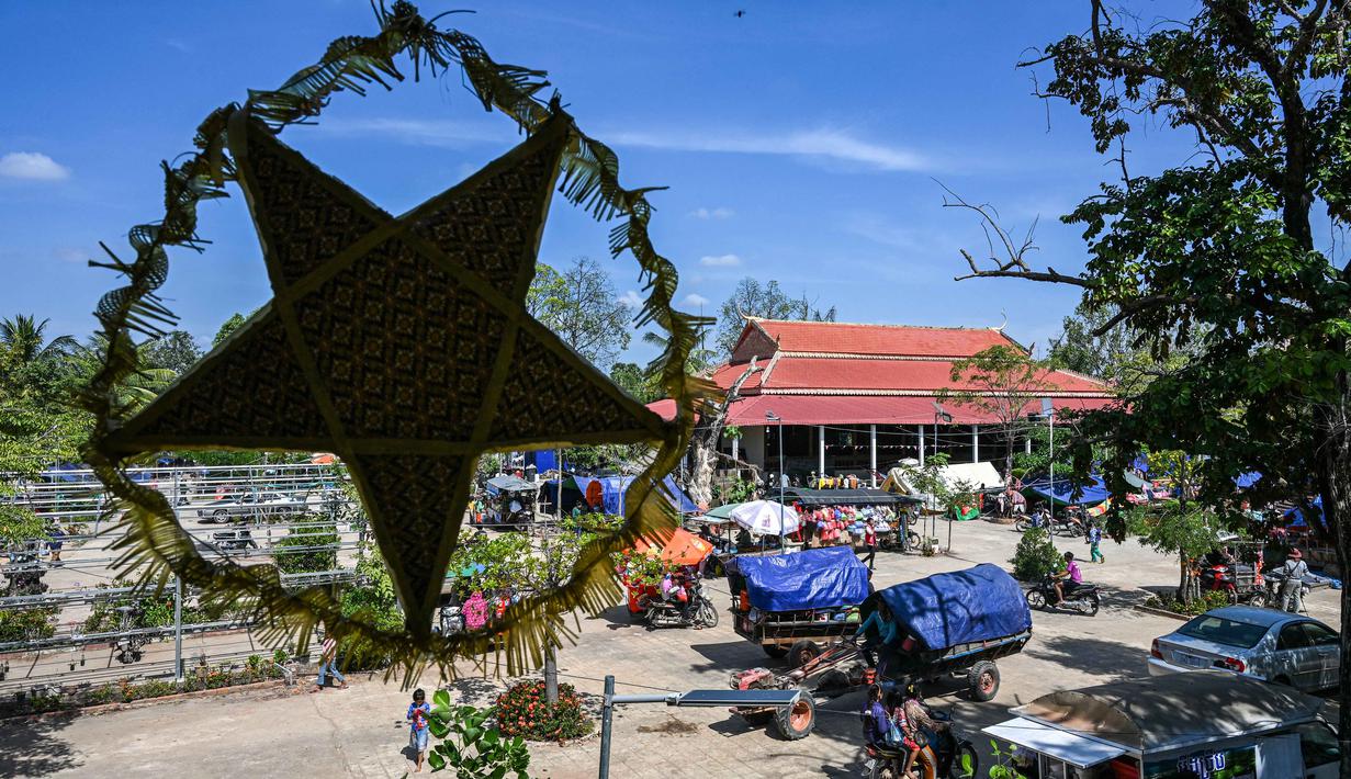 Diketahui, militer Thailand kembali melancarkan serangan udara terhadap wilayah Kamboja, menargetkan infrastruktur militer, gudang senjata, pusat komando, dan jalur logistik, sebagai upaya menghentikan serangan dari pasukan Negeri Seribu Pagoda itu. Tampak dalam foto, warga berkumpul di luar sebuah kuil setelah dievakuasi menyusul bentrokan di sepanjang perbatasan Kamboja-Thailand, di provinsi Siem Reap pada Selasa 9 Desember 2025. (TANG CHHIN SOTHY/AFP)