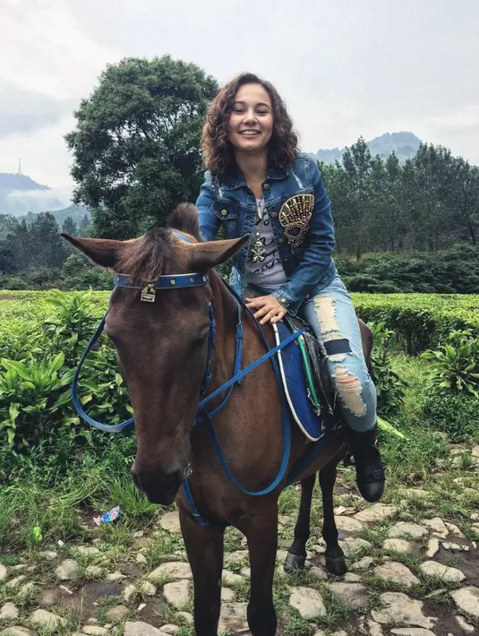 Nama Larasati Nugroho sudah tak asing di dunia FTV. Ia kerap mendapat karakter dewasa seperti ibu lurah, sopir taksi, bos kantoran, padhal ia baru berusia 21 tahun. (Foto: instagram.com/larasati.nugroho)