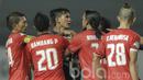 Kapten Arema, Alfarizi, bersitegang dengan pemain Persija pada laga lanjutan liga 1 Indonesia di Stadion Patriot, Bekasi, Jumat (02/06/2017). Persija Menang 2-0. (Bola.com/M Iqbal Ichsan)