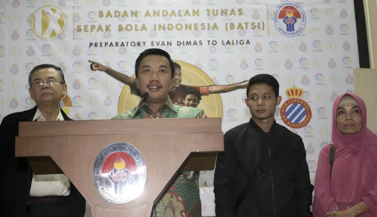 Menpora, Imam Nahrawi, menyampaikan sambutan guna melepas pesepak bola Indonesia, Evan Dimas berangkat ke Spannyol. Mantan pemain Persebaya itu akan bergabung dengan rival Barcelona, Espanyol. (Bola.com/Vitalis Yogi Trisna)
