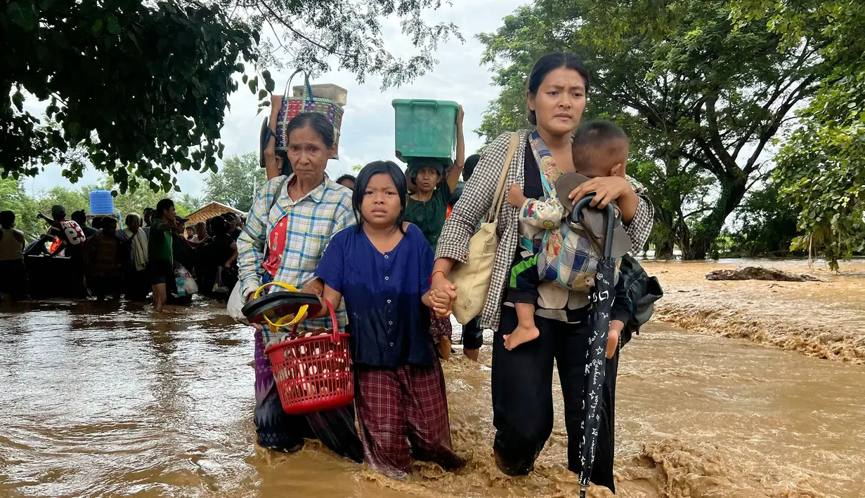 Topan Yagi membawa hujan deras yang menggenangi sebagian besar wilayah Vietnam utara, Laos, Thailand, dan Myanmar, memicu terjadinya banjir dan tanah longsor serta luapan sungai yang kian meluas. (Sai Aung MAIN/AFP)
