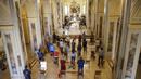 Suasana misa di SS. Quirico and Giulitta Church di Robbiano, Giussano, Italia, Senin (18/5/2020. Italia secara perlahan melonggarkan kebijakan lockdown akibat pandemi virus corona COVID-19. (AP Photo/Luca Bruno)