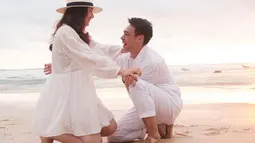 Chelsea Islan terlihat sumringah saat mendapatkan kejutan dari kekasihnya, Rob Clinton. Chelsea dilamar Rob Clinton persis sebelum matahari terbenam. Chelsea sangat bahagia dengan momen lamaran sang kekasih di pantai. Kebahagiaan tersebut ia utarakan di postingan Instagram. (Liputan6.com/IG/@chelseaislan)