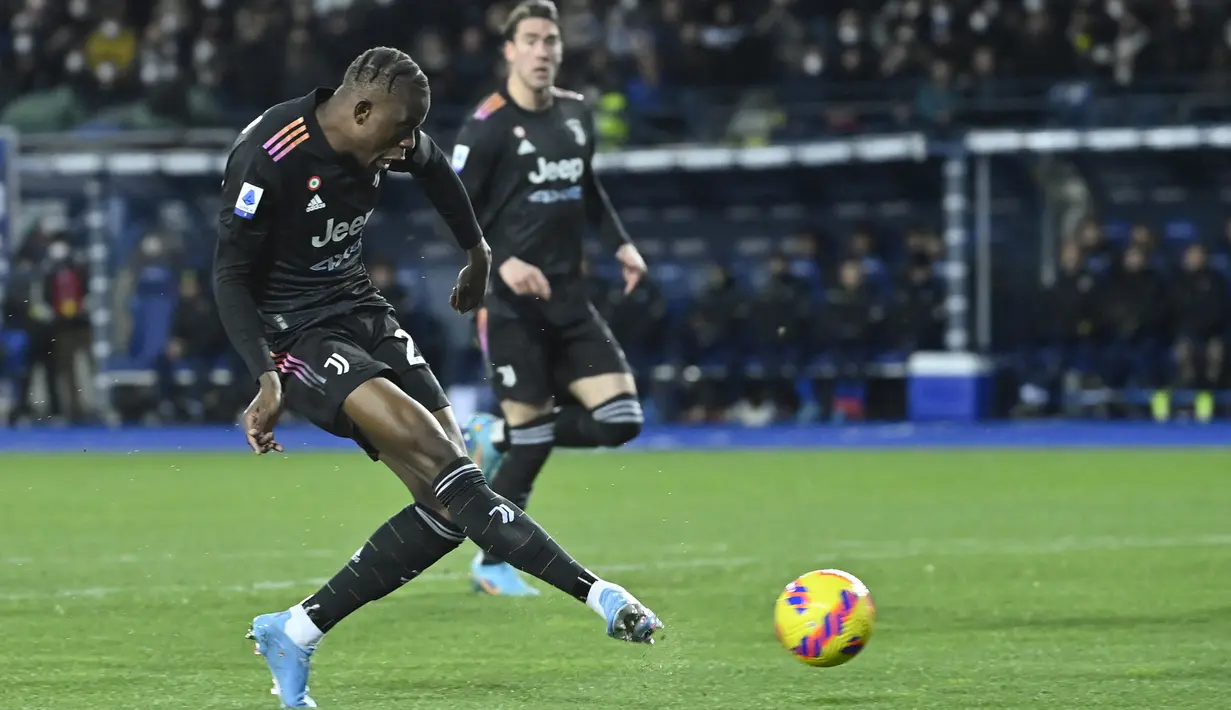 Gelandang Juventus, Denis Zakaria (kiri) menembak bola saat bertanding melawan Empoli pada pertandingan lanjutan Liga Serie A Italia di stadion Carlo-Castellani di Empoli, Minggu (27/2/2022). Juventus menang tipis atas Empoli 3-2. (AFP/Alberto Pizzoli)