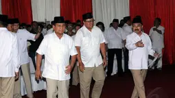 Ketua Dewan Pembina Partai Gerindra, Prabowo Subianto (kiri), hadir untuk melepas jenazah Alm Suhardi di kantor DPP Partai Gerindra, Jakarta, (29/8/2014). (Liputan6.com/Helmi Fithriansyah)