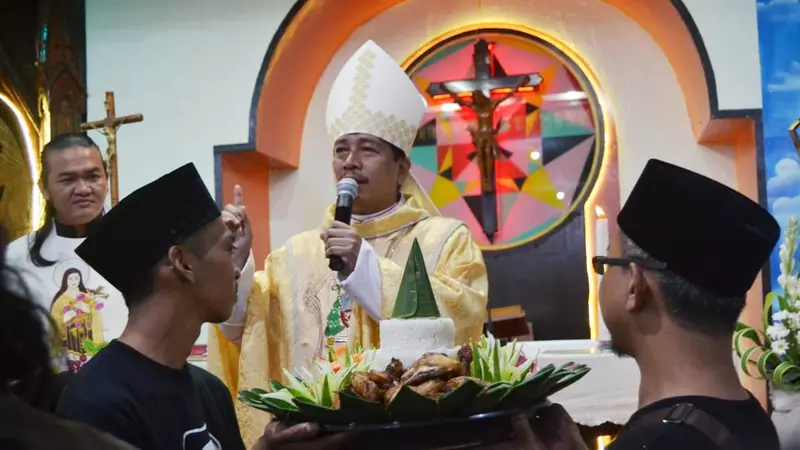 Pegiat NU lintas organisasi menyerahkan sembilan tumpeng dalam Ultah ke-9 Paroki Majenang, di Gereja Santa Theresia. (Foto: Liputan6.com/Lesbumi CLP/Muhamad Ridlo)