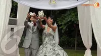 Romantisnya Pesta Kebun Pernikahan Ryan Delon-Sharena Gunawan