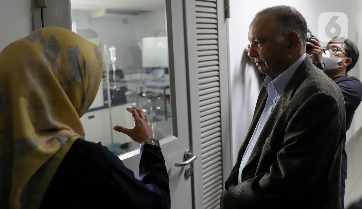 Tim Gates Foundation yang diwakili Senior CMC Advisor Vaccine Development Rayasam Prasad mendapat penjelasan dari seorang staf saat meninjau Laboratorium Badan Pengawas Obat dan Makanan (BPOM) di kawasan Johar Baru, Jakarta Pusat, Kamis (15/5/2025). (Liputan6.com/Herman Zakharia)