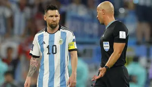 Nama Marciniak tak asing bagi Timnas Argentina. Keduanya pernah bertemu di babak 16 besar Piala Dunia 2022 ketika Argentina melawan Australia. (AFP/Odd Andersen)