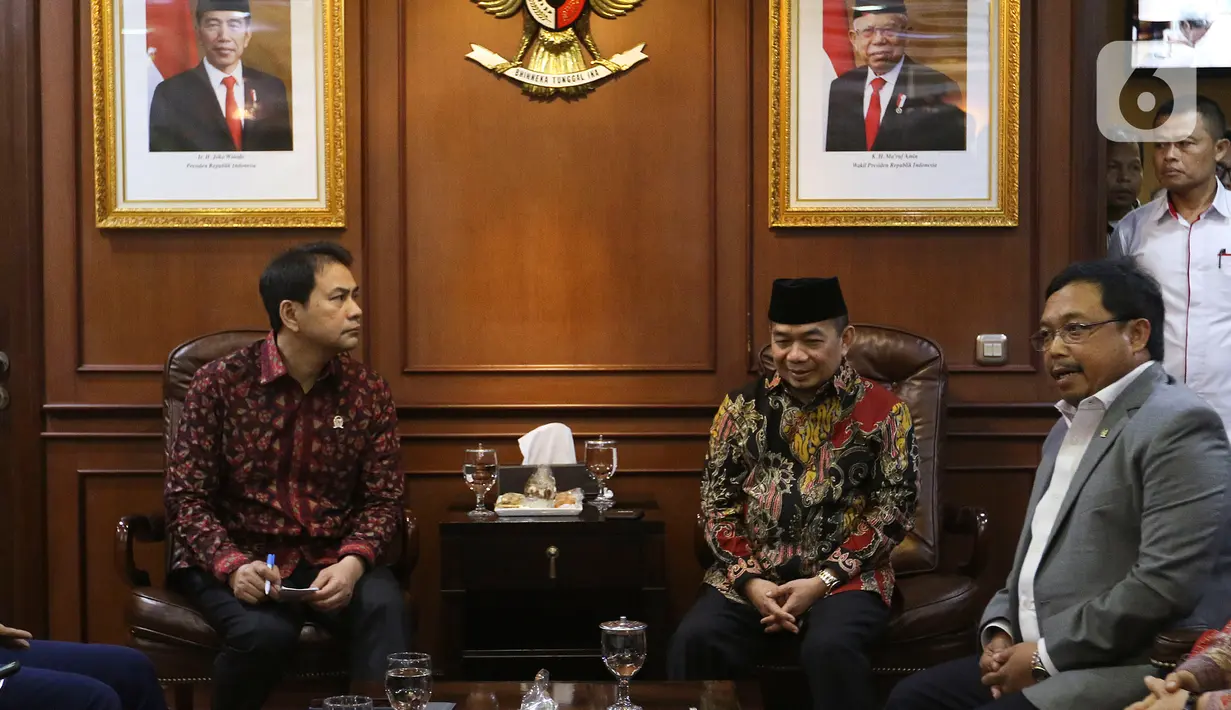 Fraksi Partai Keadilan Sejahtera (PKS) dan Fraksi Partai Demokrat menemui Wakil Ketua DPR Azis Syamsudin di Kompleks Parlemen, Jakarta, Selasa (4/2/2020). Kedua fraksi ini menyerahkan berkas usulan pembentukan Panitia Khusus atau Pansus Jiwasraya kepada pimpinan DPR. (Liputan6.com/Johan Tallo)