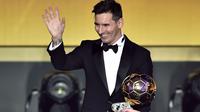  Lionel Messi saat menerima Penghargaan Ballo d'Or 2015 di Zurich, Selasa (12/1/2016) dini hari WIB. Messi meraih Ballon d'Or terbanyak yaitu lima penghargaan. (AFP Photo/Fabrice Coffrini)