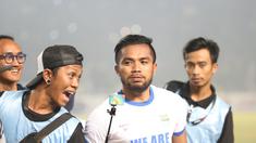 Seorang Suporter Persib Bandung melakukan foto Selfie bersama Zulham Zamrun usai Final Piala Presiden 2015 di Stadion Gelora Bung Karno, Jakarta, Minggu (18/10/2015). (Bola.com/Nicklas Hanoatubun).