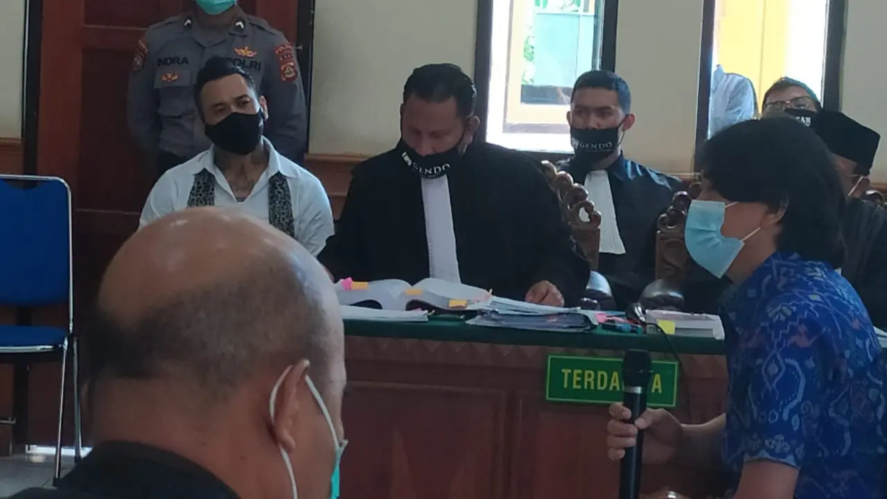 Jerinx dan Pengacara Dalam Ruang Sidang