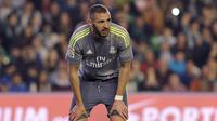 Karim Benzema beberapa kali mengancam gawang Real Betis namun hanya satu gol yang dicetaknya dalam lanjutan La Liga Spanyol di Stadion Benito Villamarin, Sevilla, Senin (25/1/2016) dini hari WIB. (AFP/Cristina Quicler)