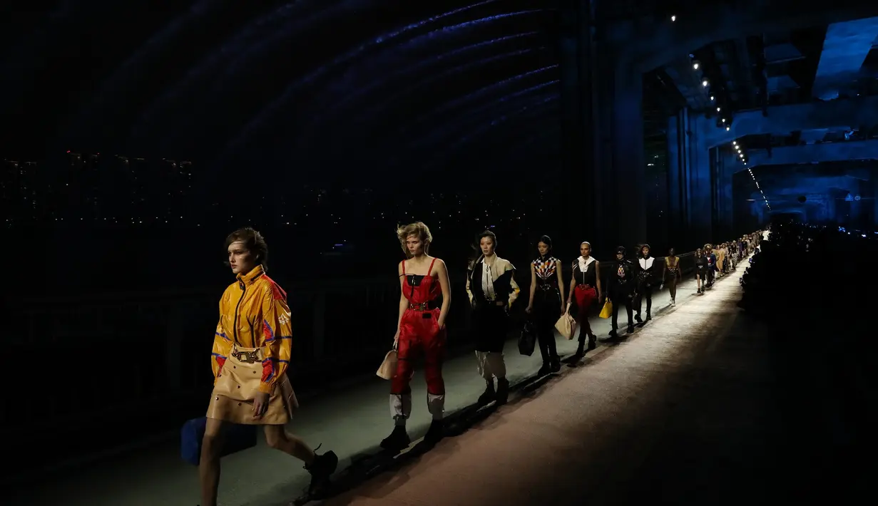 Rumah mode mewah asal Prancis, Louis Vuitton baru saja menggelar fashion show untuk koleksi Pre-Fall 2023 di jembatan Jamsugyo, Seoul.  [Foto: Louis Vuitton].