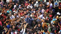 Gubernur DKI Jakarta Anies Baswedan menyapa warga yang tengah melakukan CFD di Bundaran HI, Jakarta, Minggu (16/10/2022). Anies berkeliling menggunakan sepeda menuju Balai Kota sambil menyapa warga Jakarta di hari terakhirnya menjabat sebagai DKI 1. (Liputan6.com/Angga Yuniar)