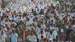 Ribuan umat muslim melaksanakan Shalat Idul Adha 1436 H di Kawasan Senen, Jakarta, Kamis (24/9/2015). Banyaknya jamaah yang datang membuat mereka melaksanakan Shalat Ied di jalan.(Liputan6.com Gempur M Surya)
