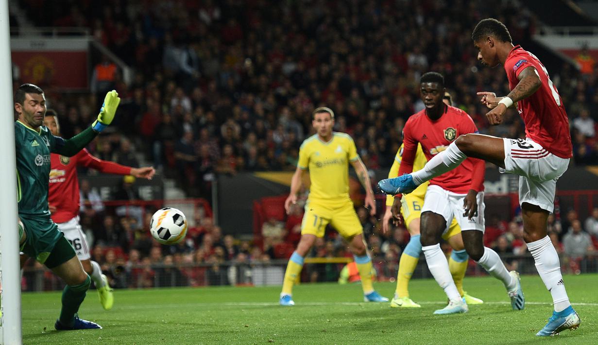 Striker Manchester United, Marcus Rashford, berusaha membobol gawang Astana pada laga Europa League di Stadion Old Trafford, Manchester, Kamis (19/9). MU menang 1-0 atas Astana. (AFP/Oli Scarff)