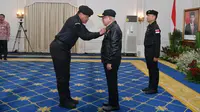 Wakil Presiden (Wapres) Ma’ruf Amin menerima penyematan Brevet Kehormatan Hiu Kencana dalam upacara yang diselenggarakan di Istana Wakil Presiden, Jakarta, pada Selasa (15/10/2024). (Foto: BPMI-Setwapres).