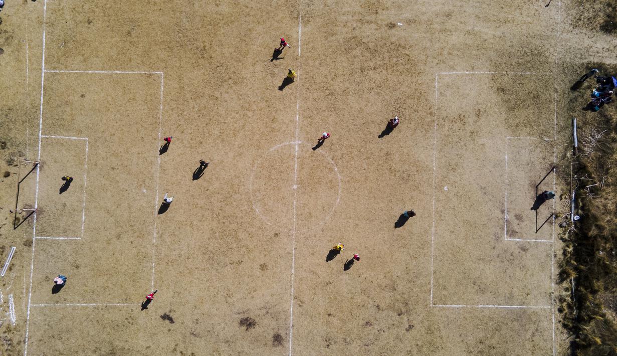 Suasana para perempuan suku Aymara bermain sepak bola di distrik Juli, kota Puno, Peru selatan. (AFP/Carlos Mamani)