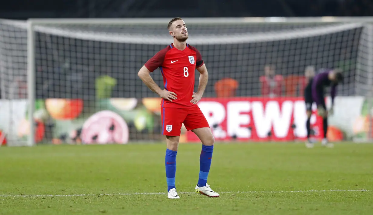 Kapten Liverpool, Jordan Henderson, tampil sebagai pengatur ritme lapangan tengah saat timnya menang atas Jerman pada laga persahabatan di Olympiastadion, Berlin, Minggu (27/3/2016) dini hari WIB. (Action Images via Reuters/Carl Recine)