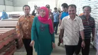 Sidak Bulog, Mensos Khofifah Temukan Beras Lama Belum Tersalurkan