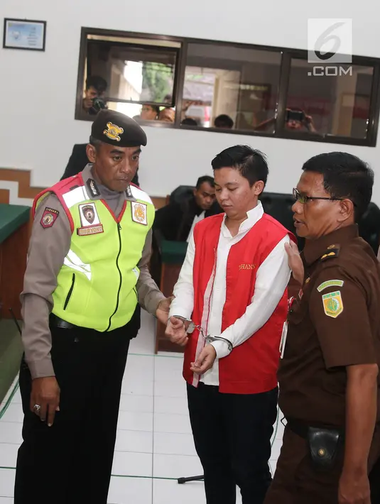 Komisaris First Travel Kiki Hasibuan dikawala petugas usai menjalani sidang vonis di Pengadilan Negeri Depok, Jawa Barat, Rabu (30/5). Kiki divonis 15 tahun penjara dan denda 5 miliar rupiah subsider 8 bulan penjara. (Liputan6.com/Herman Zakharia)