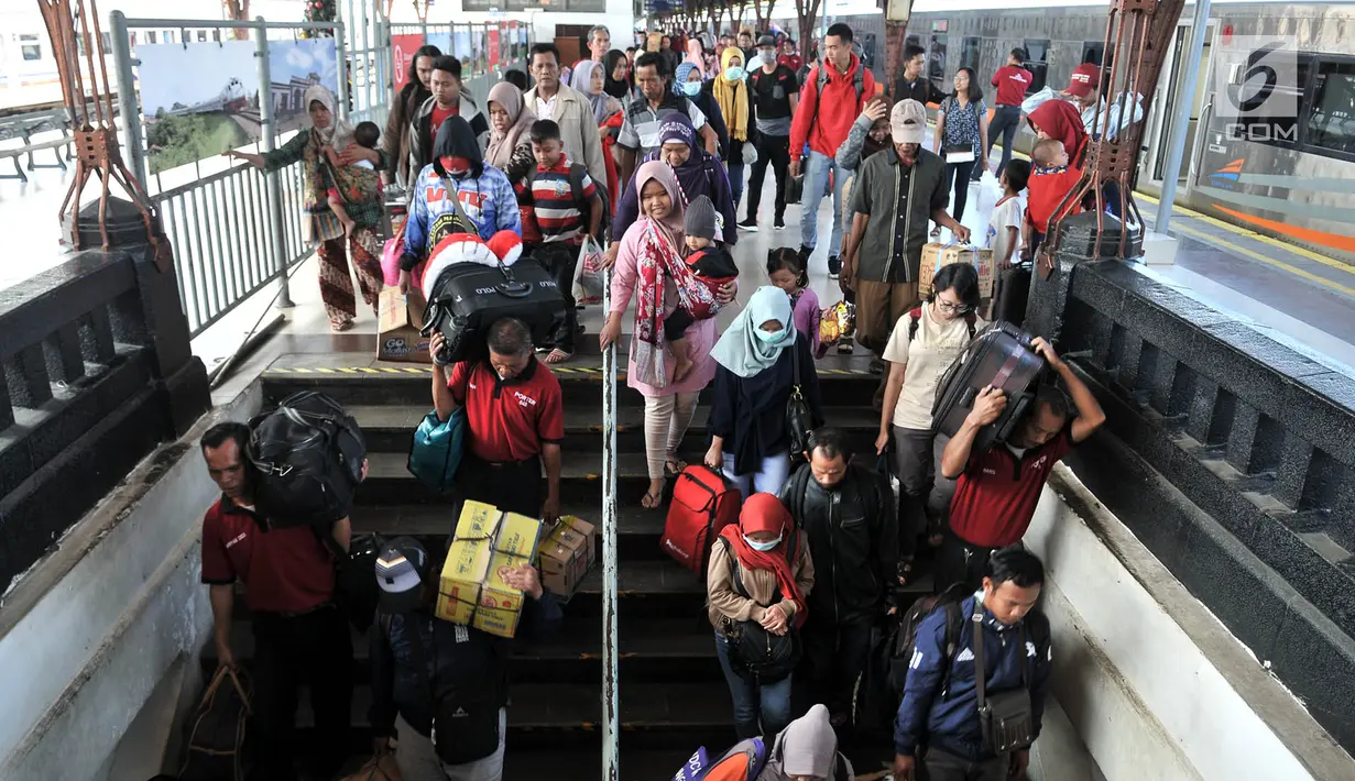 Penumpang kereta api Sawunggalih menuruni tangga setibanya di Stasiun Pasar Senen, Jakarta, Minggu (6/1/2019). Memasuki akhir libur sekolah, PT KAI juga menambah sebanyak 7 rangkaian kereta untuk mengatasi lonjakan penumpang (Merdeka.com/Iqbal S. Nugroho)