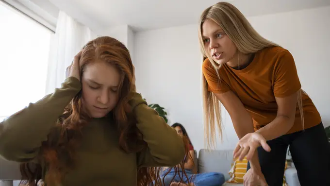 Cara Mengelola Emosi Saat Menghadapi Kritik dari Orang Terdekat - Cover