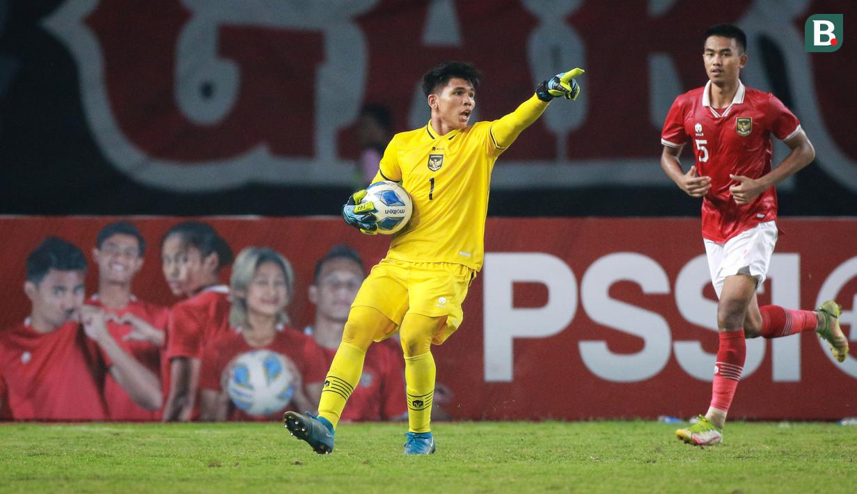 Sang kiper membuat cukup banyak penyelamatan di babak kedua. Ada sekitar empat sampai lima penyelamatan krusial yang dibuat kiper milik Persija Jakarta tersebut.
