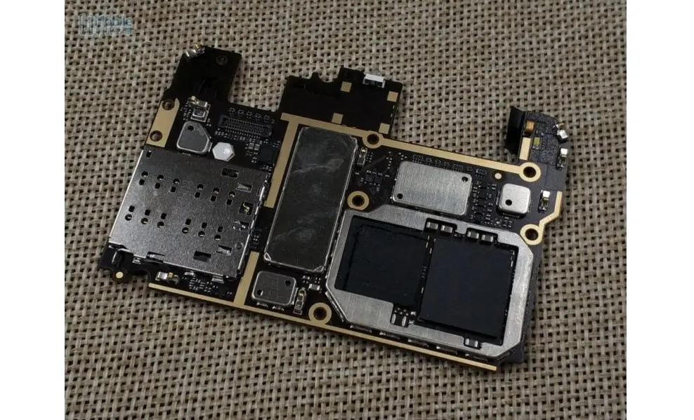 Pada bagian ini terdapat chip dan otak Xiaomi Mi Note 3 (Sumber: Gizmochina)