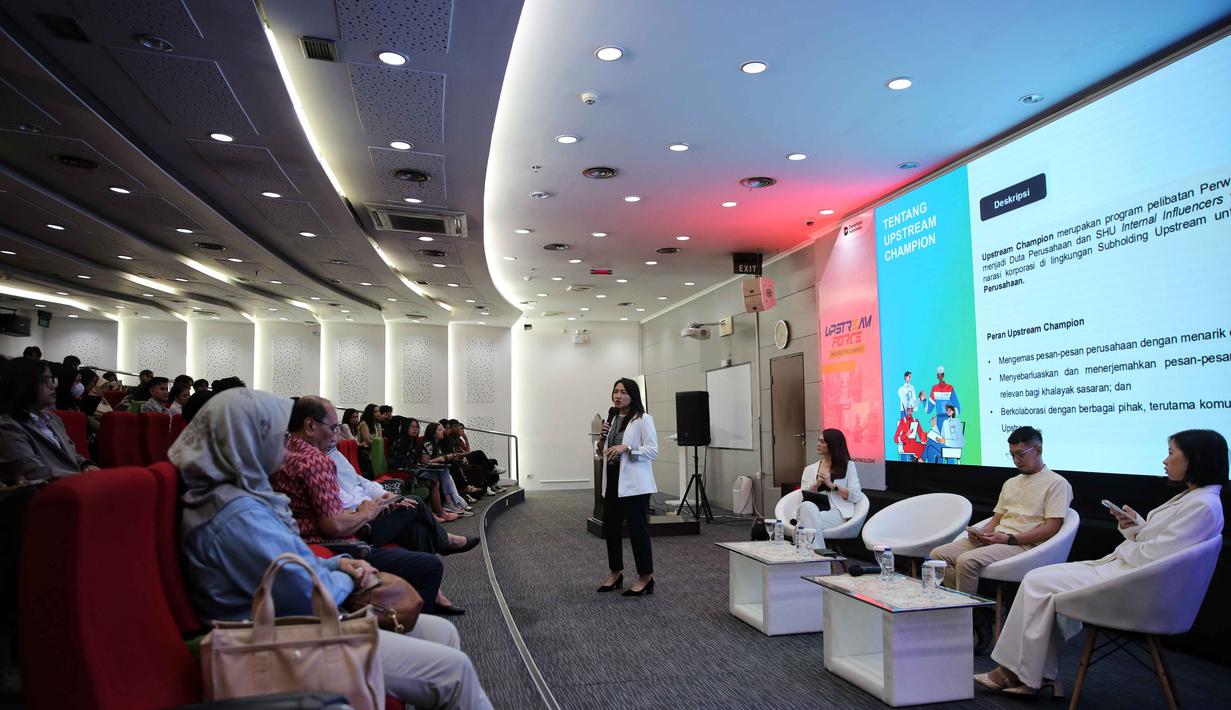 Upstream Champion, Theresia lin Wulandari saat melakukan presentasi pada gelaran “Upstream Force We Are The Energy” di Auditorium Gedung Griya Legita, Lantai 3 Universitas Pertamina, Jakarta, Kamis (6/11/2025). (Fimela.com/Adrian Utama Putra)