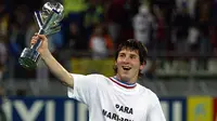 Lionel Messi ketika menjadi juara Piala Dunia U-20 2005 di Belanda. (AFP/Aris Messinis)