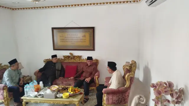 Bakal Calon Gubernur Daerah Khusus Jakarta, Pramono Anung saat silaturahmi ke kediaman Penasihat Majelis Ulama Indonesia (MUI) Zainuri pada Selasa (17/9/2024).