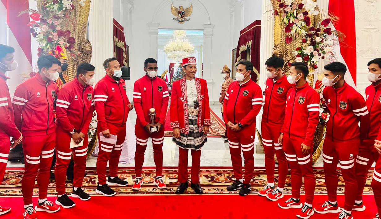 Dalam kesempatan tersebut Presiden Jokowi memberikan pesan kepada para pemain Timnas Indonesia U-16 yang pada pekan lalu menjuarai Piala AFF U-16 2022. (Biro Pers Sekretariat Presiden)