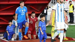 Cucu Presiden RI Joko Widodo, Jan Ethes (kiri) saat menjadi player escort kiper Timnas Argentina, Emiliano Martinez pada laga FIFA Matchday melawan Timnas Indonesia di Stadion Utama Gelora Bung Karno (SUGBK), Senayan, Jakarta, Senin (19/06/2023). (Bola.com/Bagaskara Lazuardi)