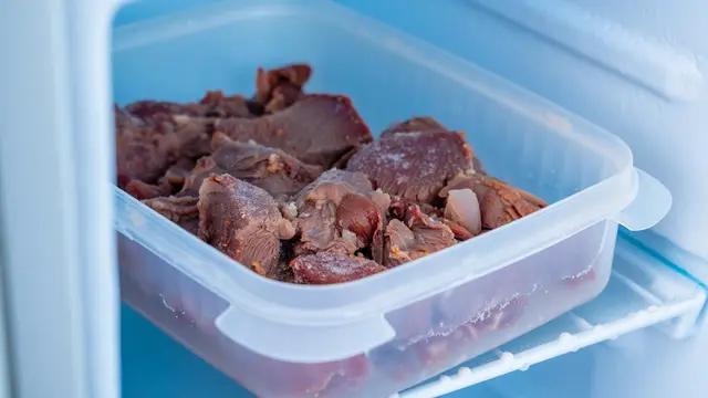 Menyimpan daging rebus di freezer (Foto: Reve.com)