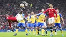 Pemain Manchester United Paul Pogba mencoba melakukan tendangan salto saat melawan Southampton pada pertandingan sepak bola Liga Inggris di Stadion Old Trafford, Manchester, Inggris, 12 Februari 2022. Pertandingan berakhir dengan skor 1-1. (AP Photo/Jon Super)
