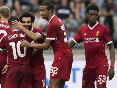 Para pemain Liverpool merayakan gol yang dicetak Mohamed Salah ke gawang Hertha BSC pada laga persahabatan di Stadion Olympia, Berlin, Sabtu (29/7/2017). Hertha kalah 0-3 dari Liverpool. (AP/Soeren Stache)