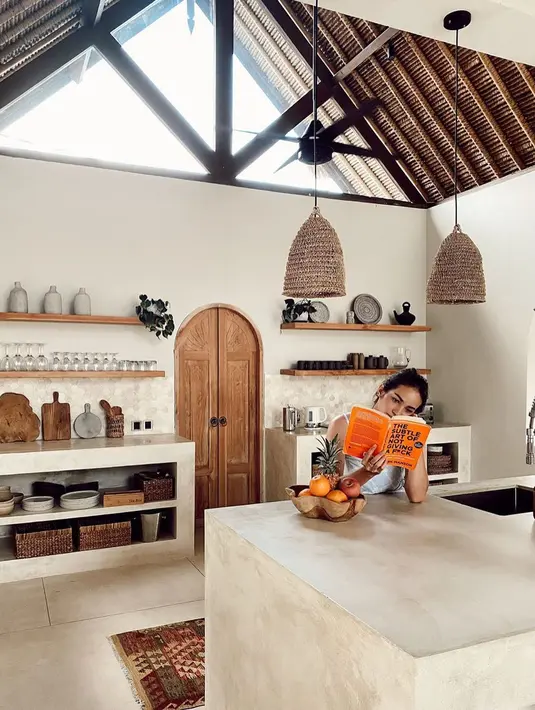 Terbaru, Enzy kembali berbagi cerita soal kegiatan yang dilakukannya selama pandemi. Ia jadi lebih sering membaca buku. Bahkan di tahun 2020 ini, ia sudah membaca sekitar tujuh judul buku. (Instagram/Enzystoria)