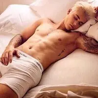 Penyanyi asal Kanada, Justin Bieber memiliki tubuh yang proporsional sebagai seorang laki-laki. Tak hanya itu, Justin Bieber kerap berpose memamerkan perut kotak-kotaknya hanya dengan memakai celana. (via instagram/@justinbieber)