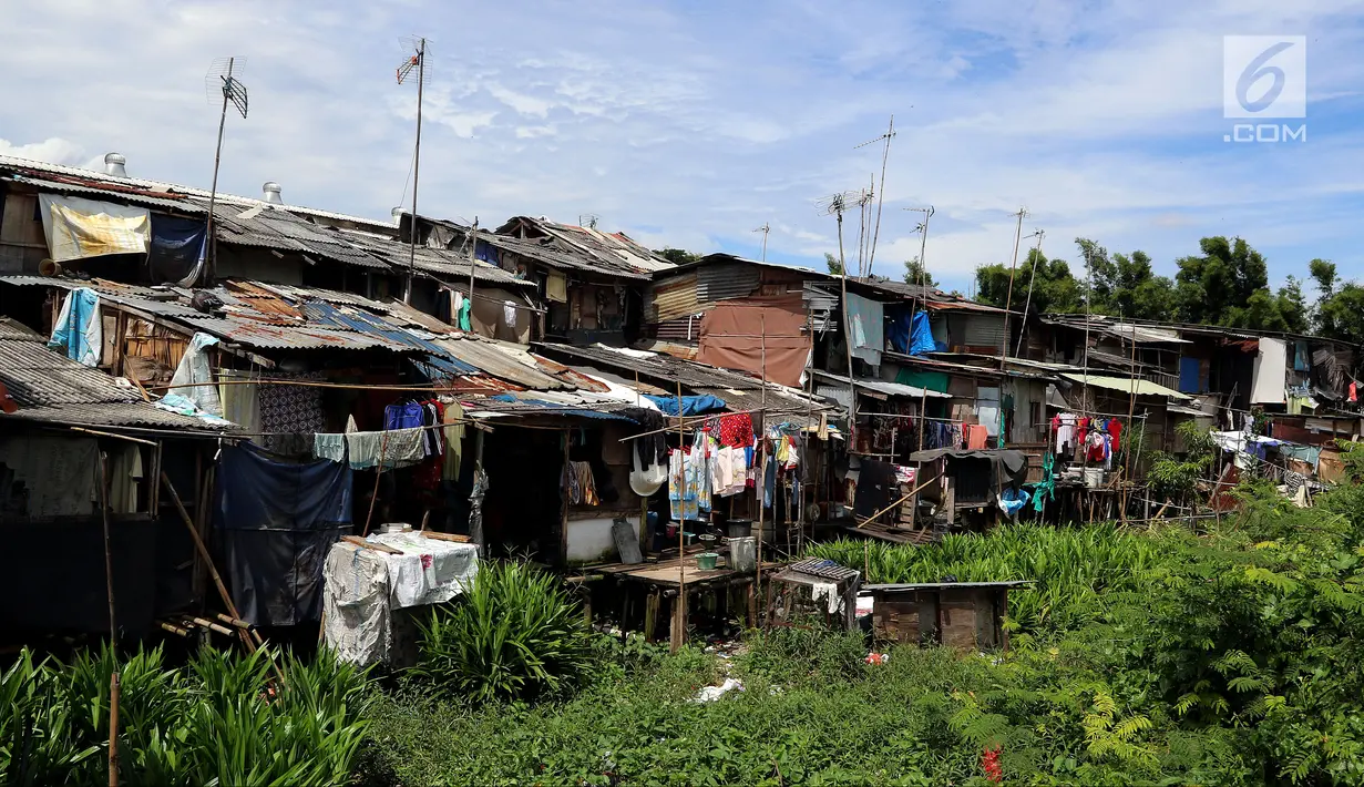 Pemandangan hunian di kawasan padat penduduk, Kapuk, Jakarta, Senin (26/3). Gubernur DKI Jakarta Anies Baswedan mengatakan 50 persen penduduk Jakarta tidak memiliki rumah sendiri. (Liputan6.com/JohanTallo)