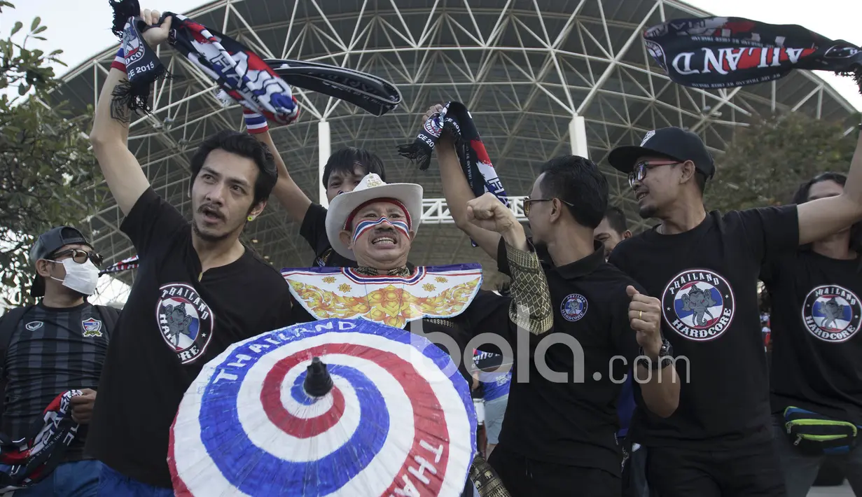 Antusias Fans Thailand Hardcore yang bersiap mendukung tim kesayanganya melawan Indonesia pada final leg kedua Piala AFF 2016 di Stadion Rajamangala, Thailand, Sabtu (17/12/2016). (Bola.com/Vitalis Yogi Trisna)