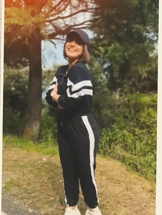 Dalam video tersebut, Kajol mengenakan tracksuit warna hitam seperti ia kenakan saat berperan sebagai Anjali pada tahun 1998 silam. [@kajol]